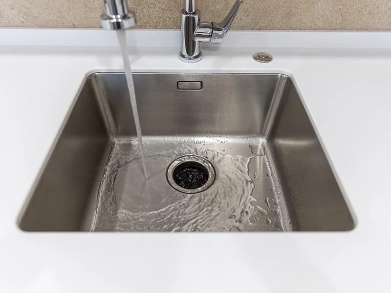 Como as pias em inox sob medida contribuem para a higiene e controle sanitário em cozinhas e clínicas